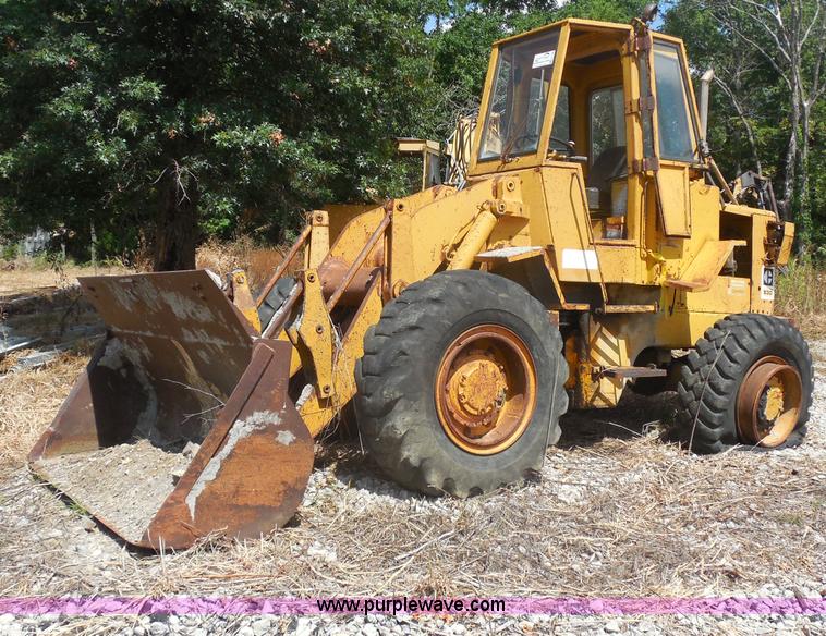 image for item H9759 1972 Caterpillar 930 loader