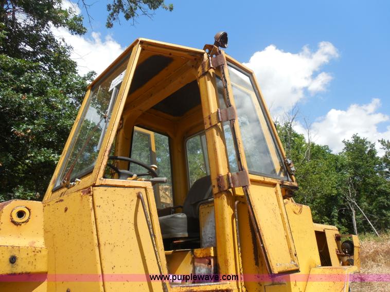 image for item H9759 1972 Caterpillar 930 loader