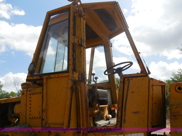 image for item H9759 1972 Caterpillar 930 loader