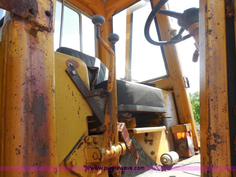 image for item H9759 1972 Caterpillar 930 loader