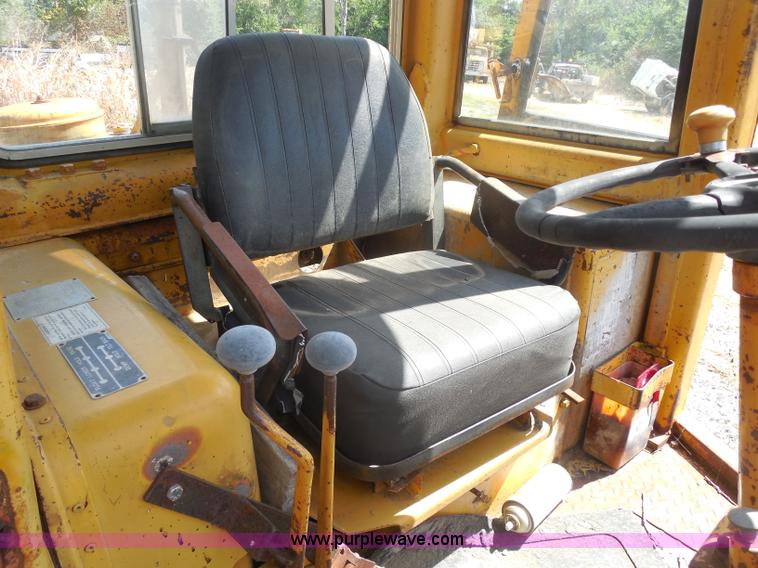 image for item H9759 1972 Caterpillar 930 loader