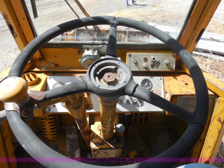 image for item H9759 1972 Caterpillar 930 loader