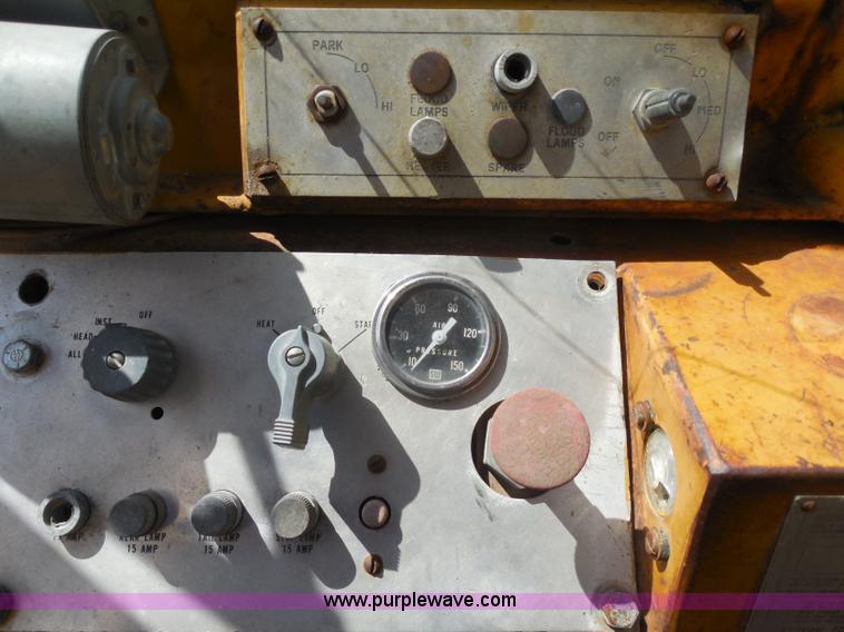 image for item H9759 1972 Caterpillar 930 loader