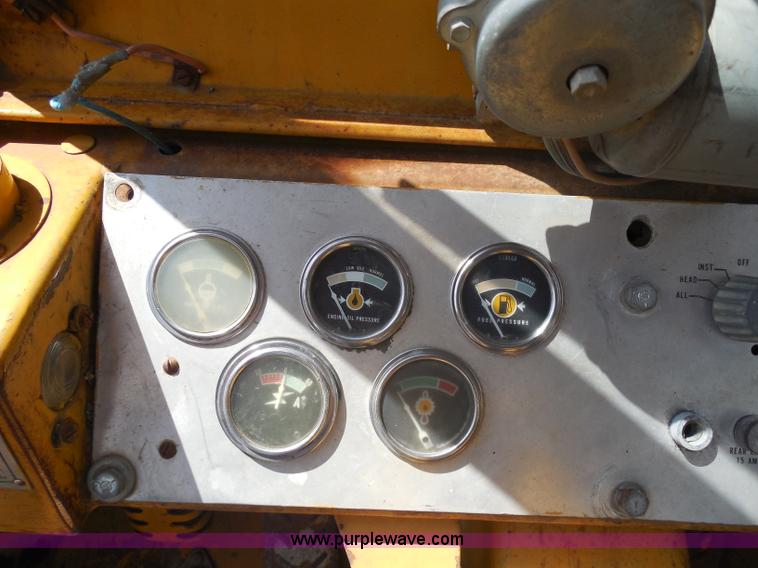 image for item H9759 1972 Caterpillar 930 loader