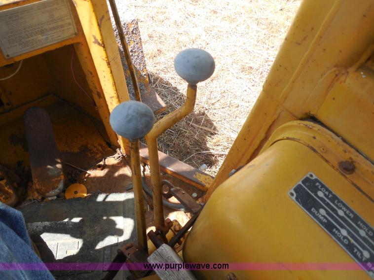 image for item H9759 1972 Caterpillar 930 loader