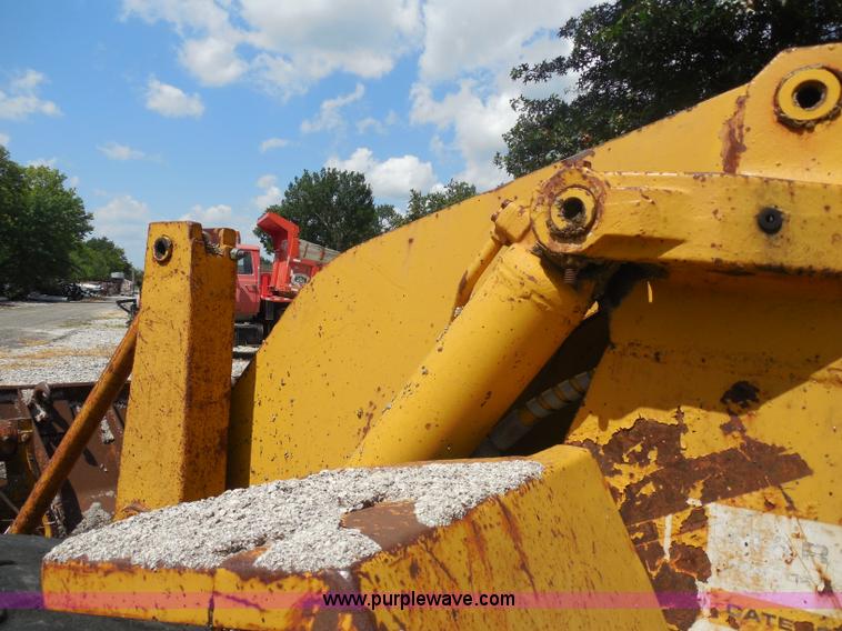 image for item H9759 1972 Caterpillar 930 loader