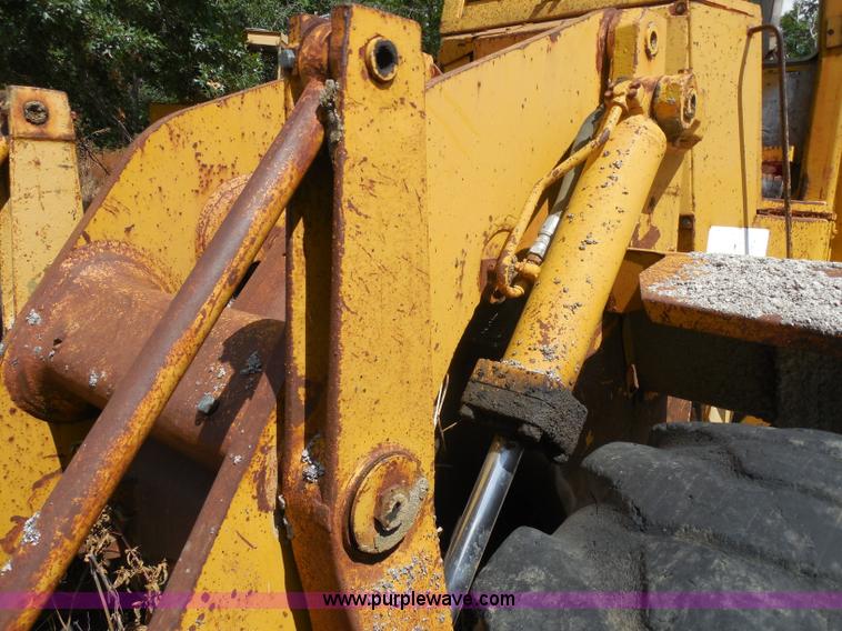image for item H9759 1972 Caterpillar 930 loader