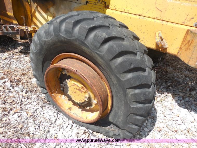 image for item H9759 1972 Caterpillar 930 loader