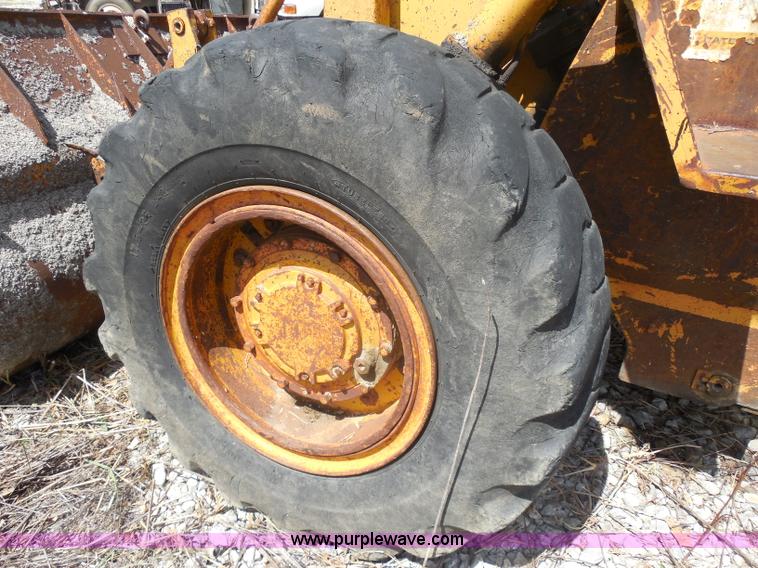 image for item H9759 1972 Caterpillar 930 loader