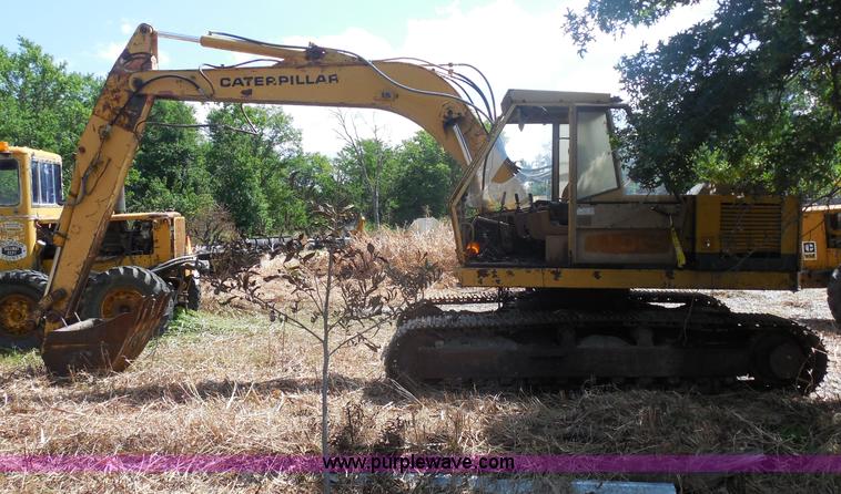 image for item H9760 1985 Caterpillar 211 LC excavator