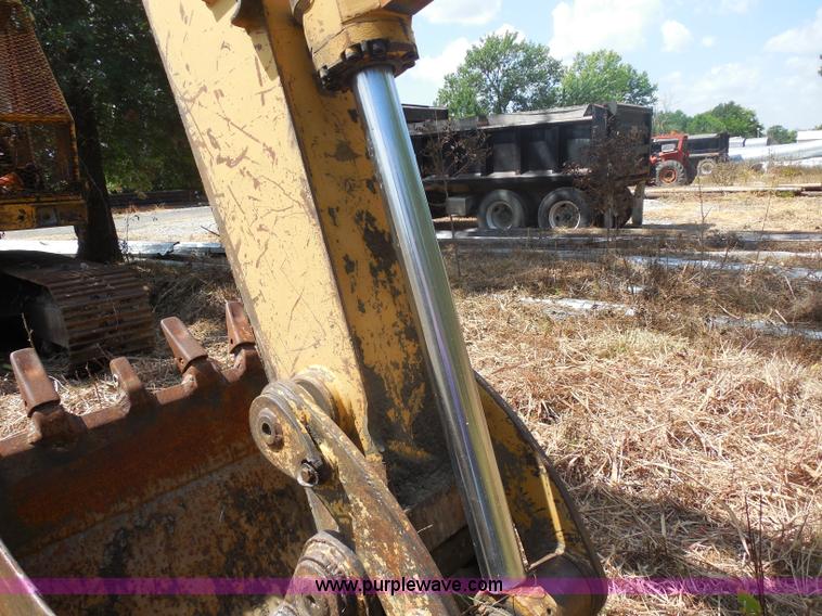 image for item H9760 1985 Caterpillar 211 LC excavator