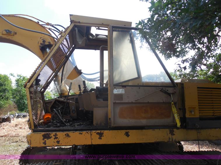 image for item H9760 1985 Caterpillar 211 LC excavator