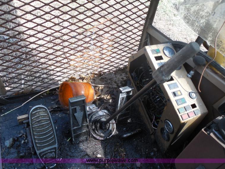 image for item H9760 1985 Caterpillar 211 LC excavator