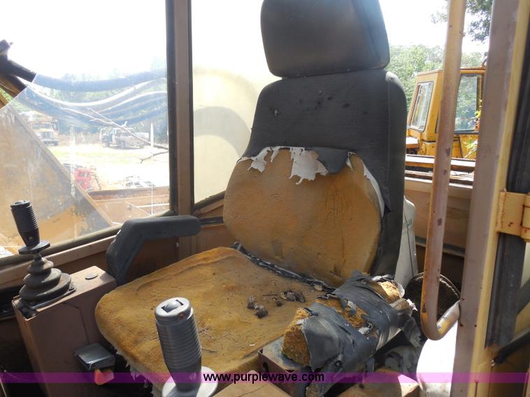 image for item H9760 1985 Caterpillar 211 LC excavator