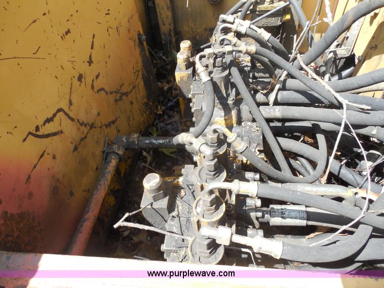 image for item H9760 1985 Caterpillar 211 LC excavator