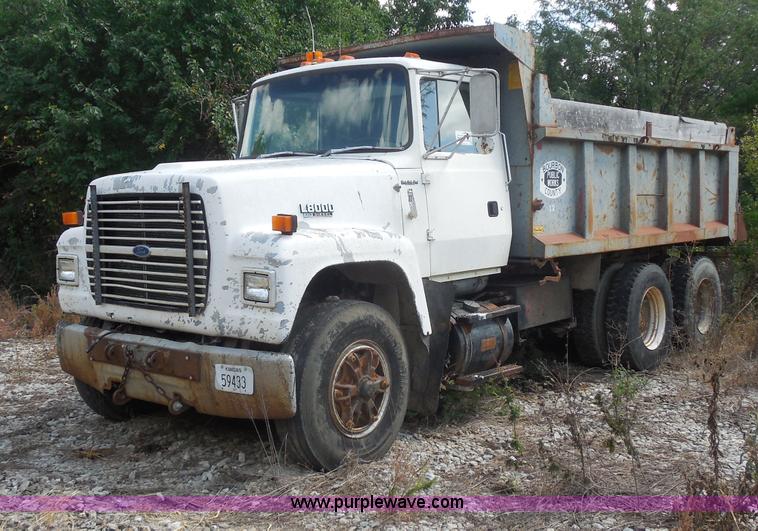 image for item H9761 1991 Ford LT8000 dump truck