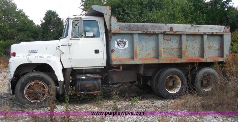 image for item H9761 1991 Ford LT8000 dump truck