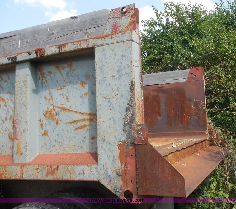 image for item H9761 1991 Ford LT8000 dump truck