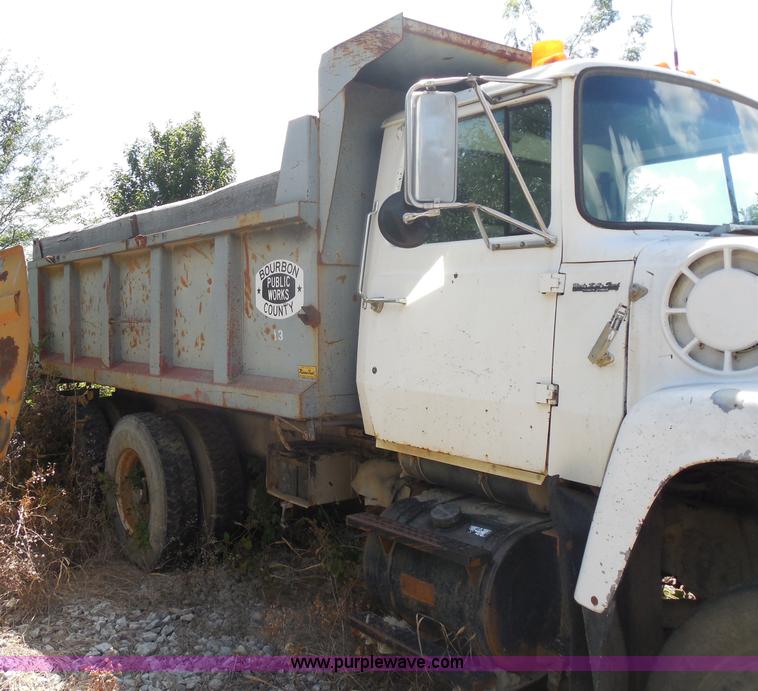 image for item H9761 1991 Ford LT8000 dump truck