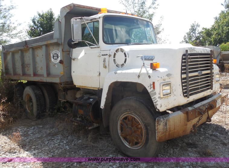 image for item H9761 1991 Ford LT8000 dump truck