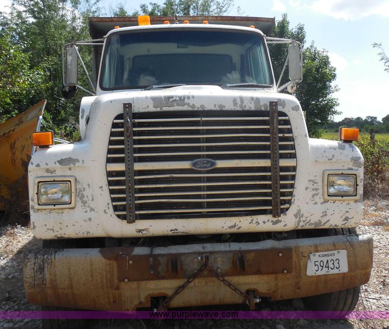 image for item H9761 1991 Ford LT8000 dump truck