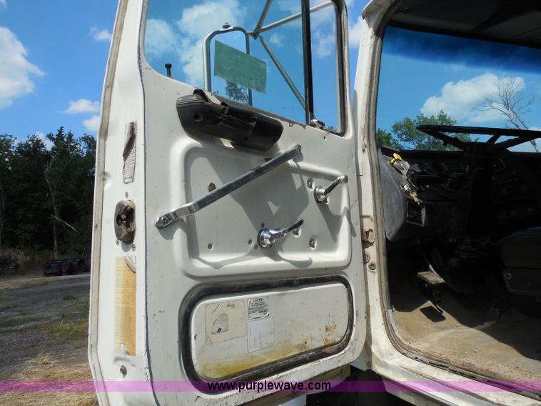 image for item H9761 1991 Ford LT8000 dump truck