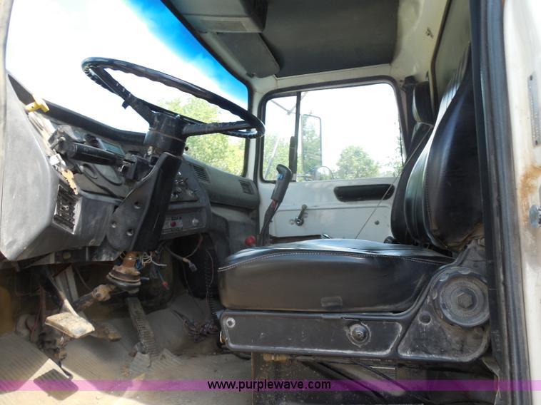 image for item H9761 1991 Ford LT8000 dump truck