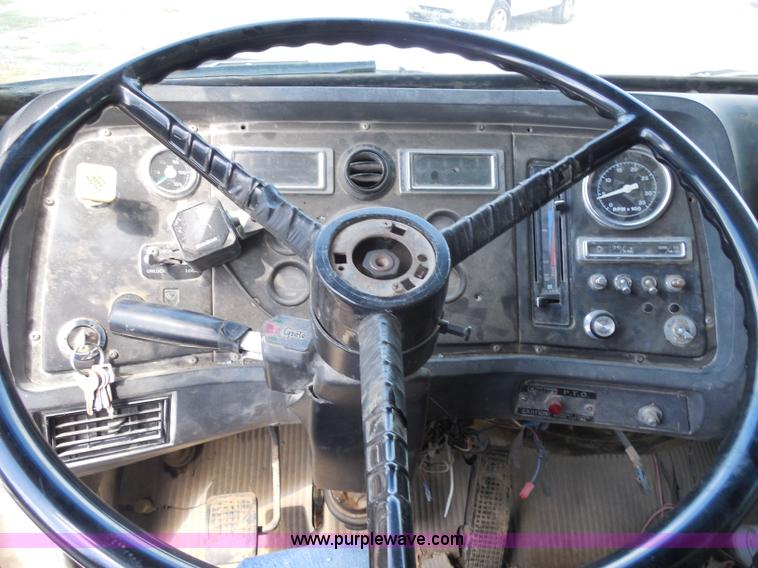 image for item H9761 1991 Ford LT8000 dump truck