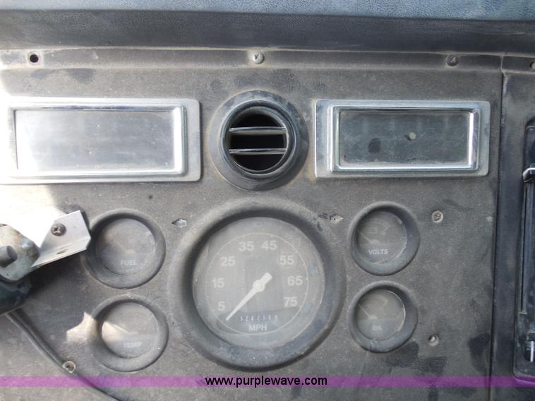 image for item H9761 1991 Ford LT8000 dump truck