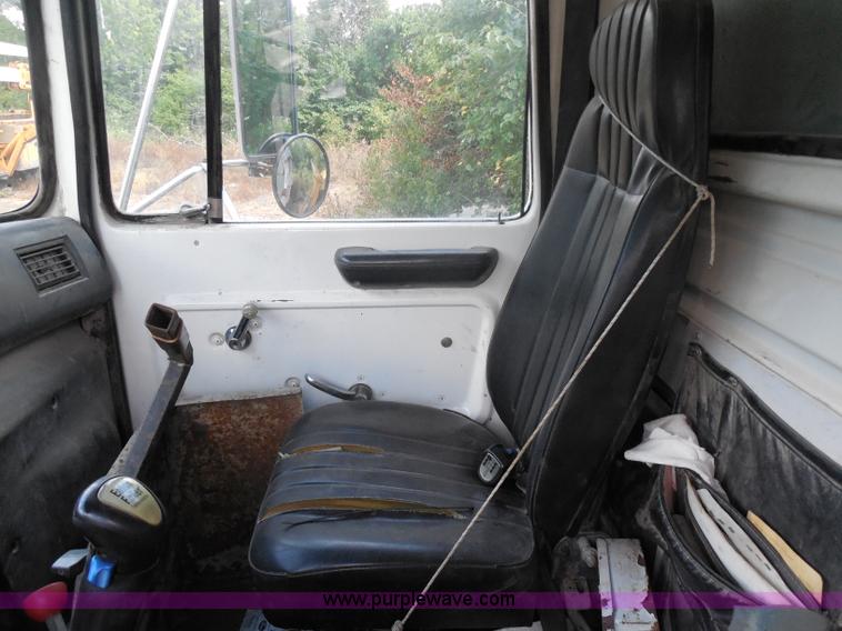 image for item H9761 1991 Ford LT8000 dump truck