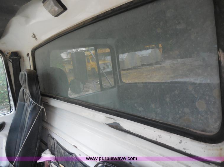 image for item H9761 1991 Ford LT8000 dump truck