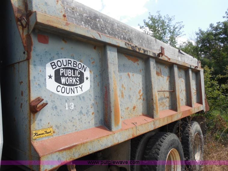 image for item H9761 1991 Ford LT8000 dump truck