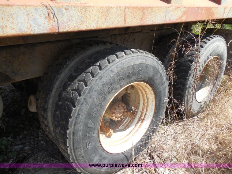 image for item H9761 1991 Ford LT8000 dump truck