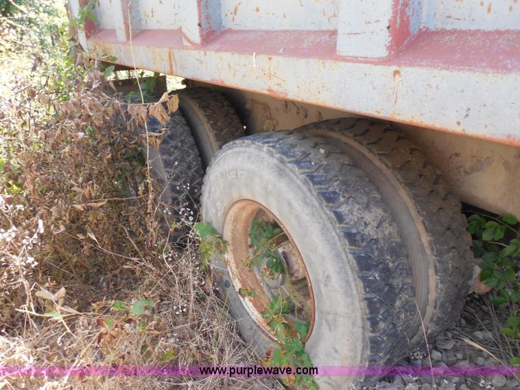 image for item H9761 1991 Ford LT8000 dump truck