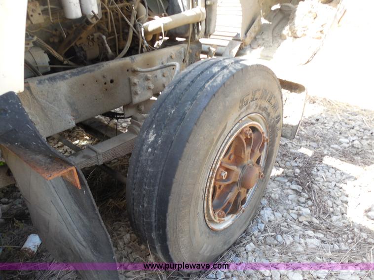 image for item H9761 1991 Ford LT8000 dump truck