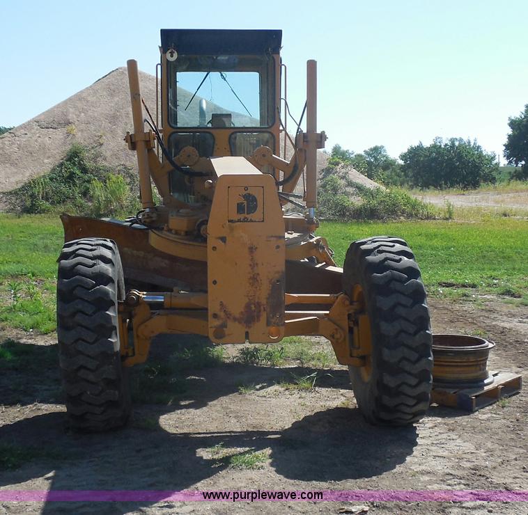 image for item H9806 1992 Dresser 850 articulated motor grader