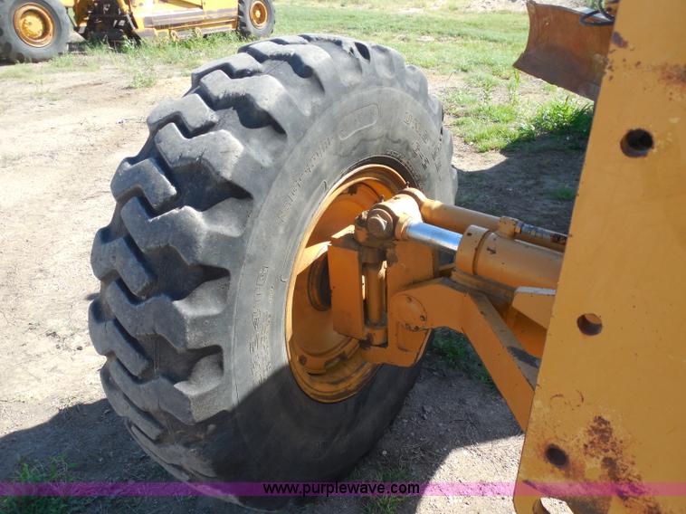 image for item H9806 1992 Dresser 850 articulated motor grader