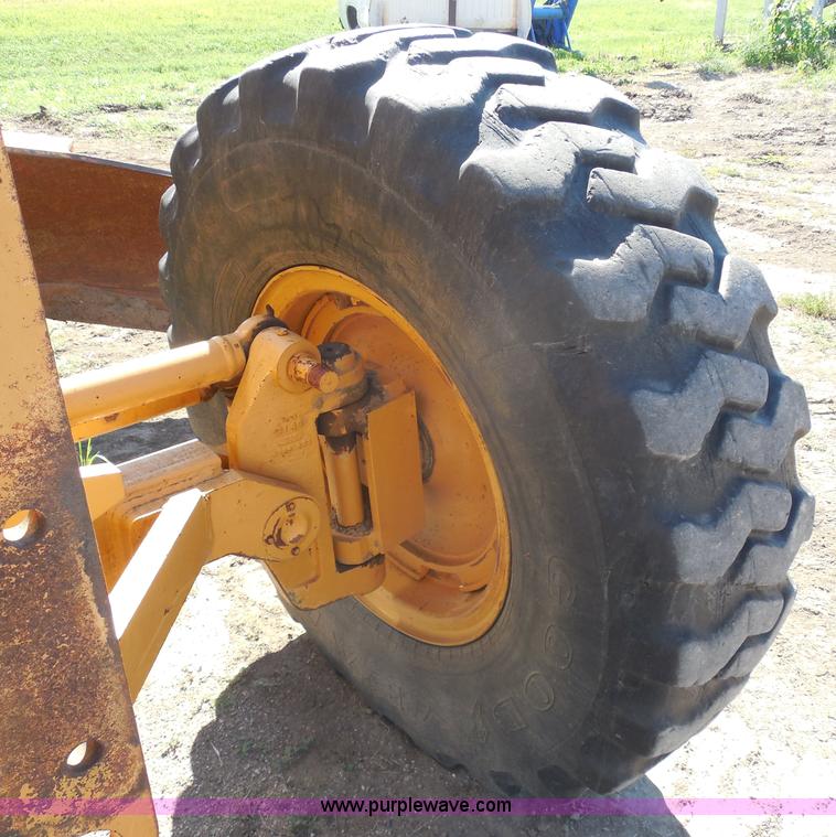 image for item H9806 1992 Dresser 850 articulated motor grader