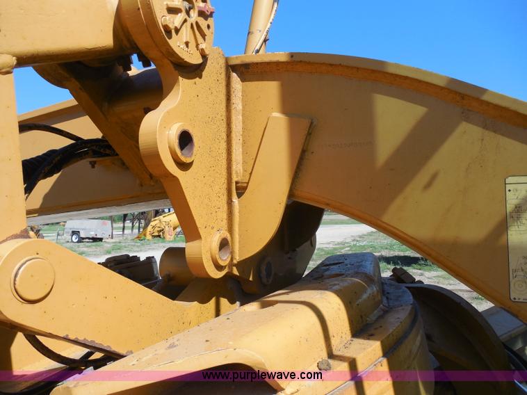 image for item H9806 1992 Dresser 850 articulated motor grader