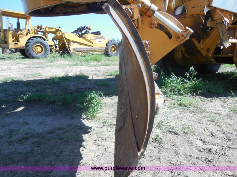 image for item H9806 1992 Dresser 850 articulated motor grader