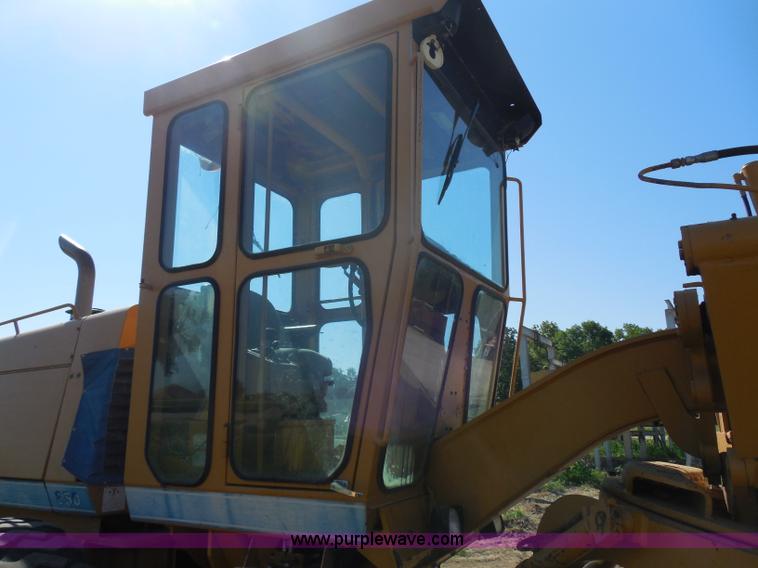 image for item H9806 1992 Dresser 850 articulated motor grader