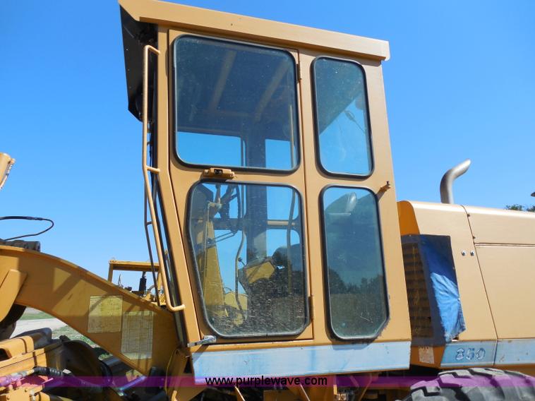 image for item H9806 1992 Dresser 850 articulated motor grader