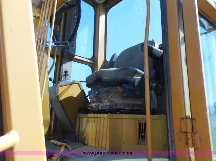 image for item H9806 1992 Dresser 850 articulated motor grader