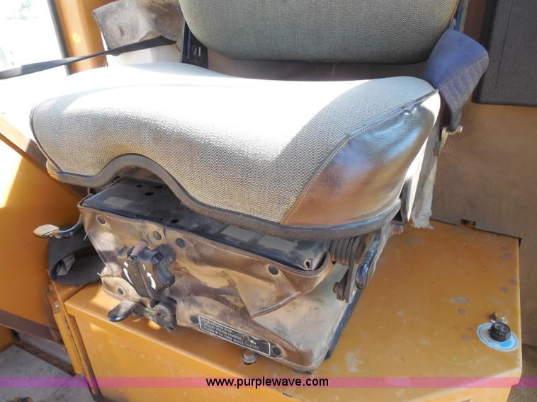 image for item H9806 1992 Dresser 850 articulated motor grader