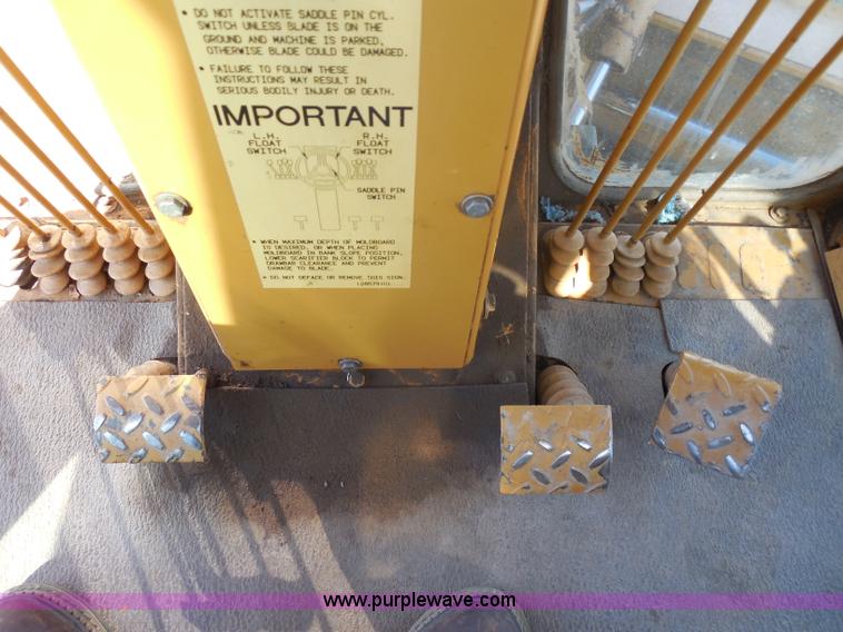 image for item H9806 1992 Dresser 850 articulated motor grader