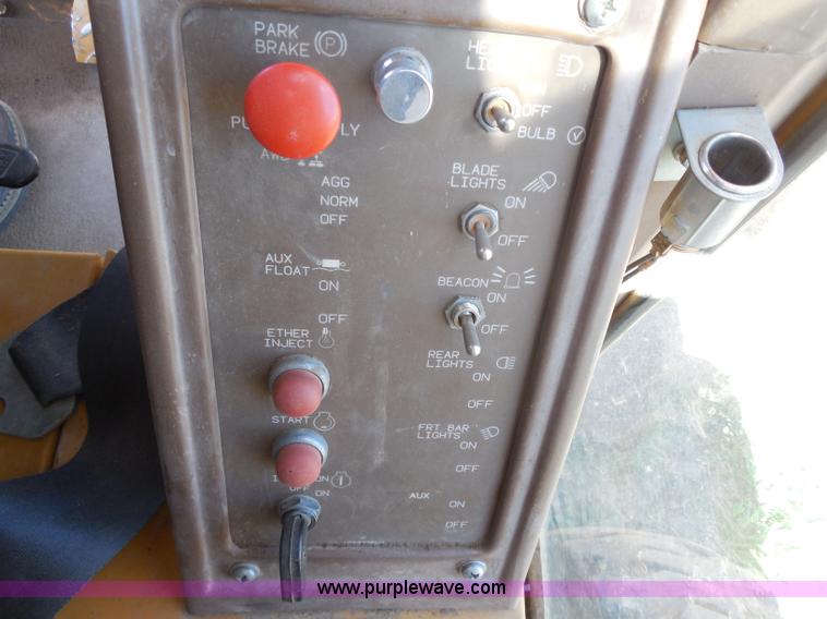 image for item H9806 1992 Dresser 850 articulated motor grader