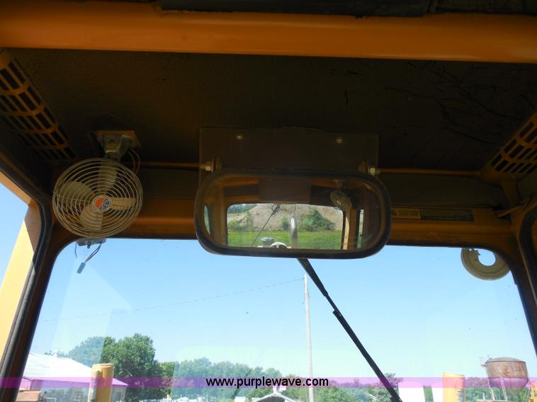 image for item H9806 1992 Dresser 850 articulated motor grader