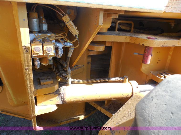 image for item H9806 1992 Dresser 850 articulated motor grader