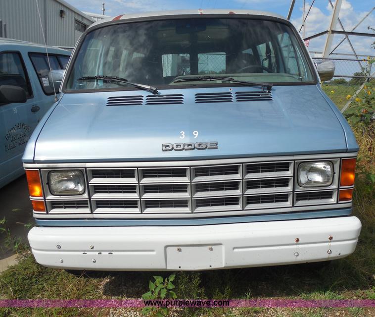 image for item I1361 1989 Dodge Ram Wagon 250 van