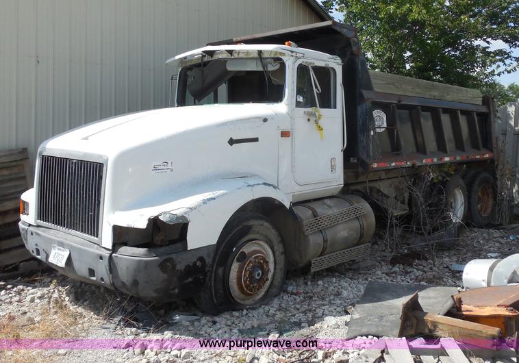 image for item I1499 1993 International 9400 dump truck